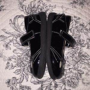 See Kai Run patent leather comfort shoes - Size 8T